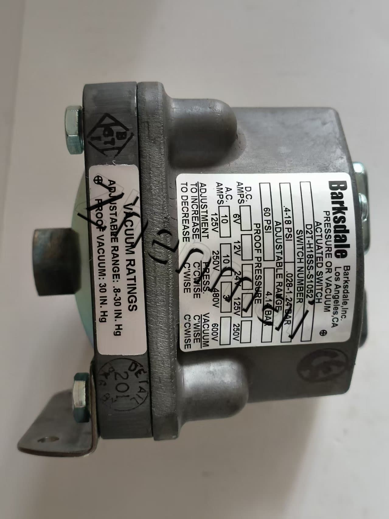 Brand New Original Barksdale D2T-H18SS-S1052 Pressure sensor Level switch Flow switch Pressure switch Fast Shipping