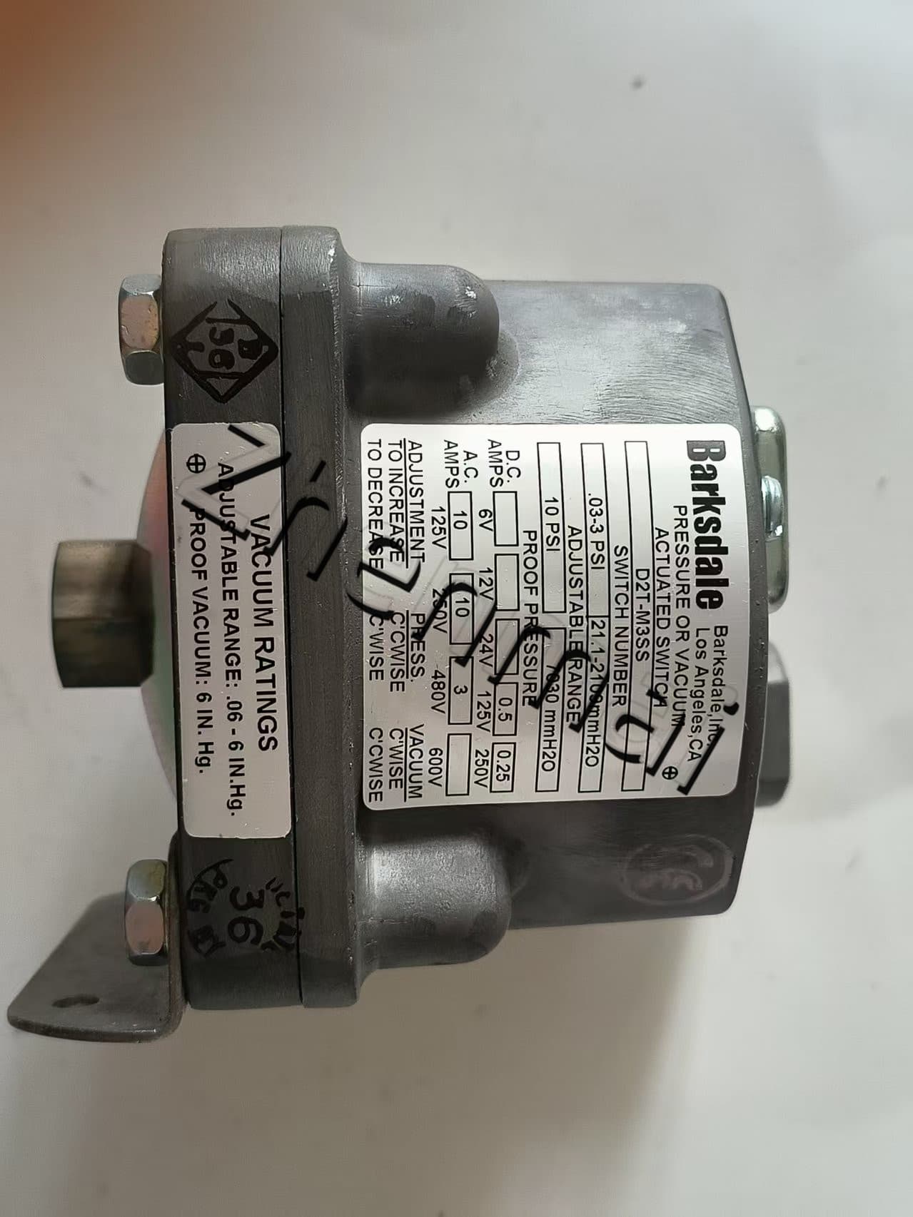 Brand New Original Barksdale D2T-M3SS Pressure sensor Level switch Flow switch Pressure switch Fast Shipping