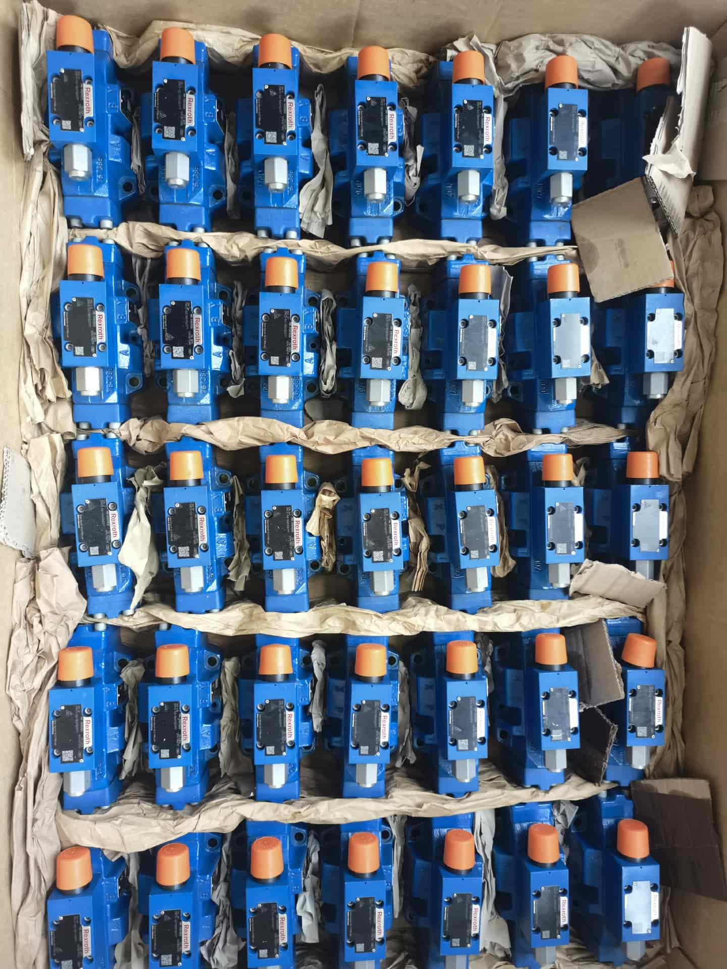 Brand New Original Bosch Rexroth Servo drive Pressure-reducing valve 4WREE10E75-2X/G24K31/F1V Servo Motor Fast Shipping