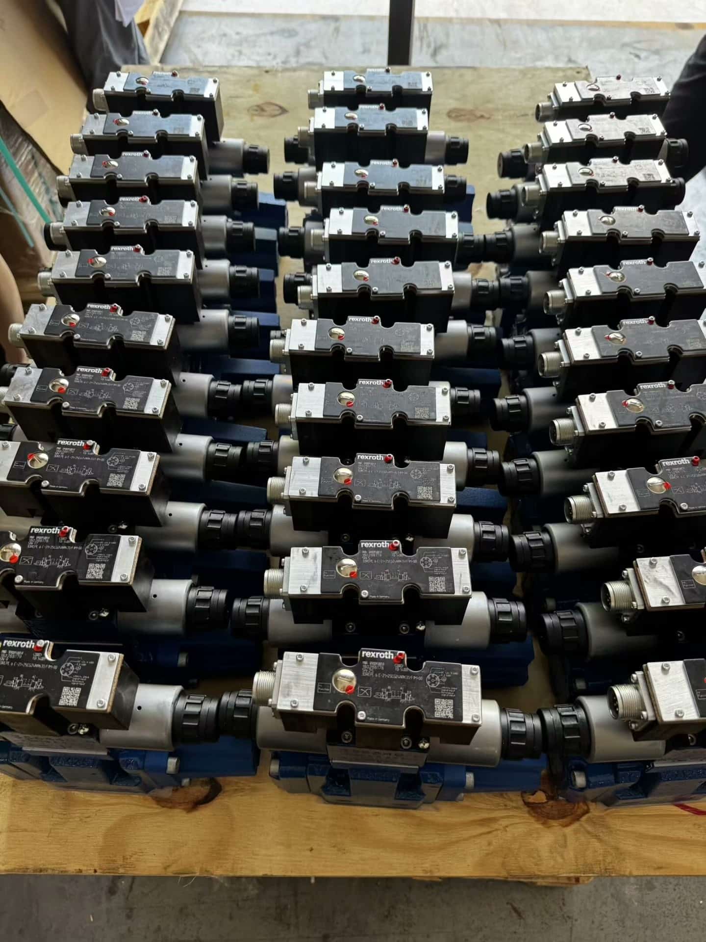 Brand New Original Bosch Rexroth Servo drive Proportional valve 4WREQ6Q5-08-2X/V00-24PA63 Servo Motor Fast Shipping