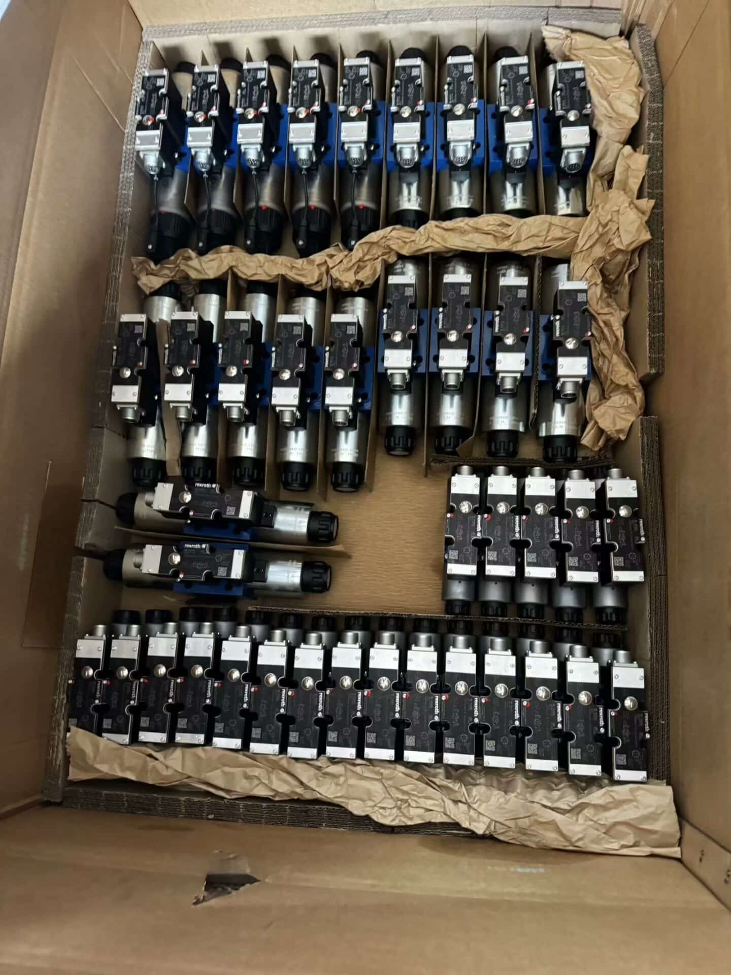 Brand New Original Bosch Rexroth Servo drive Proportional valve 4WRKE10W8-100L-3X/6EG24EK31/F1D3M Servo Motor Fast Shipping
