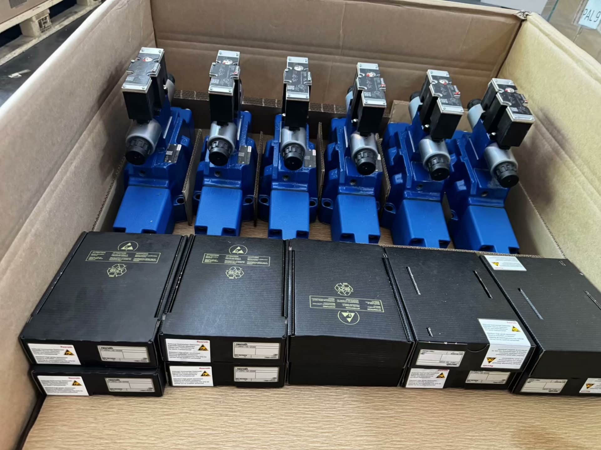 Brand New Original Bosch Rexroth Servo drive Proportional valve Z3DREE10VP2-1X/100XLG24K31A1M Servo Motor Fast Shipping